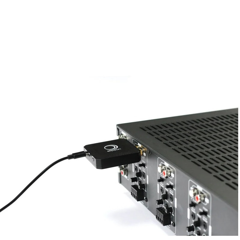 En svart multiroomförstärkare med anslutningar bakåt.