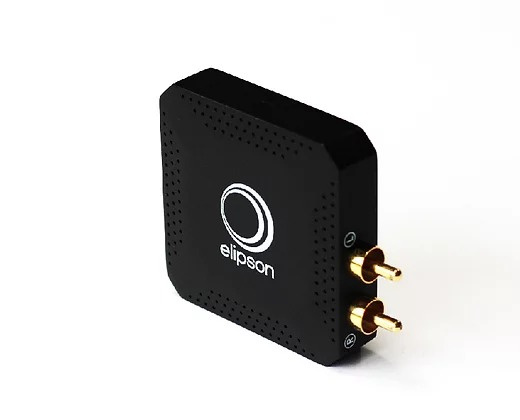 En svart nätverksstreamer med två guldpläterade anslutningar.