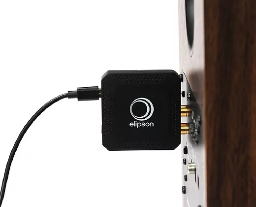 En svart Wi-Fi mottagare ansluten till en ljudenhet.