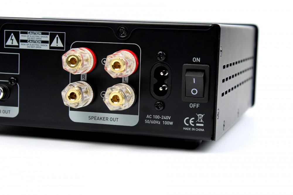 En bakpanel med anslutningar för högtalare och ström.