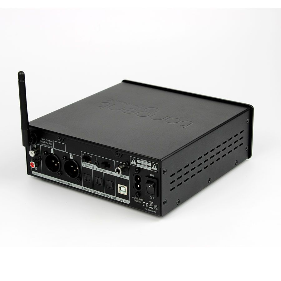 En kompakt DAC med Bluetooth och hörlursförstärkare, svart design.