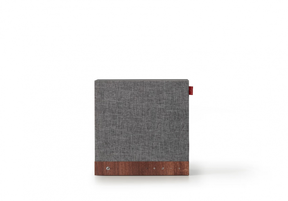 En kvadratisk Bluetooth-högtalare med grått tyg och en trädetalj.