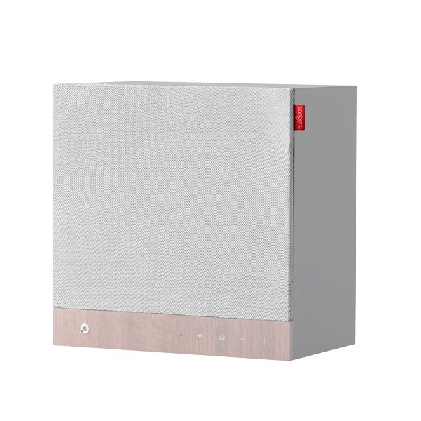 En vit högtalare med tygfront och trälook längs botten.