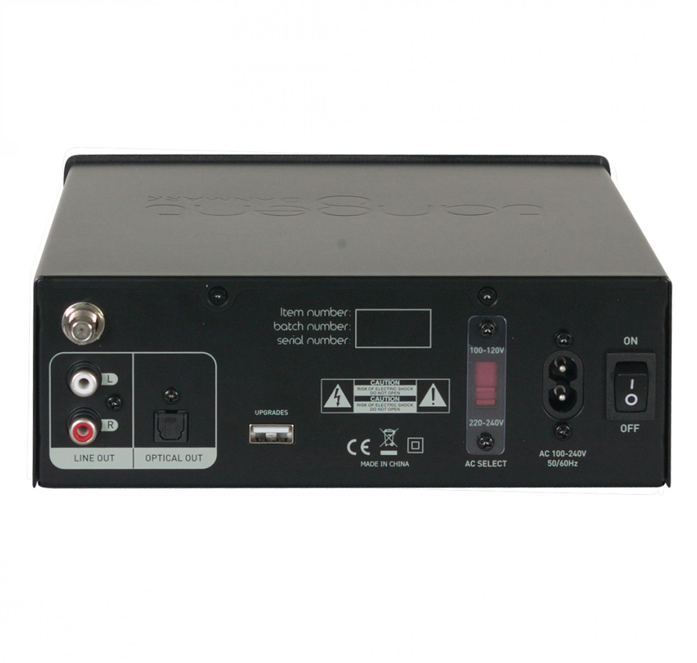 Baksidan av en kompakt radiodel med olika anslutningsportar.