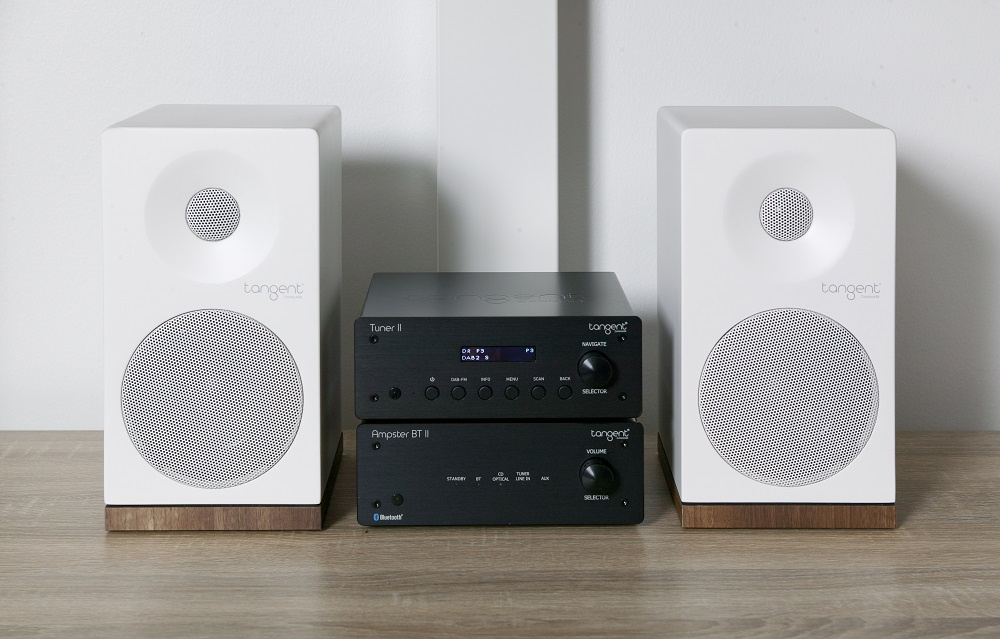 Kompakt ljudsystem med DAB och FM-mottagning, vit design.