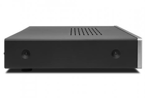 Stereoförstärkare i svart med slät yta och ventilationshål.