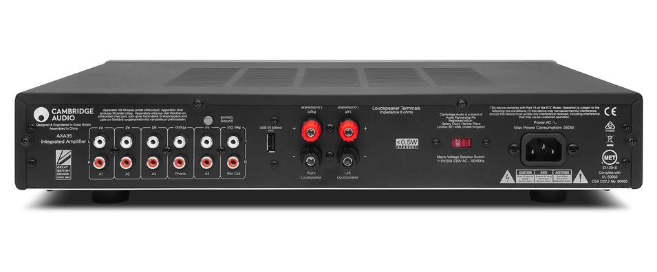 Baksidan av Cambridge Audio AXA35 med anslutningar och strömkontakt.