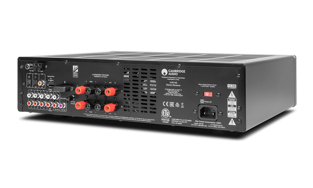 En stereoreceiver med anslutningar för ljud och FM-radio.