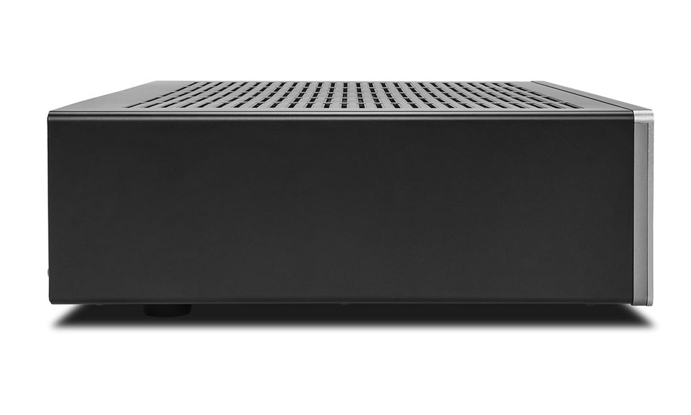 Stereoreceiver i svart med perforerat lock, kompakt design.