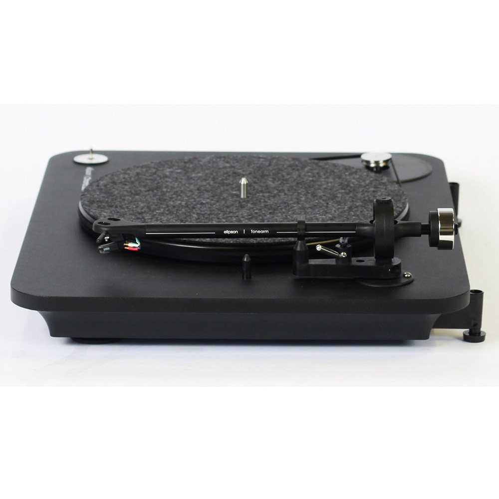 En svart skivspelare med en matt platta och en tonarm.