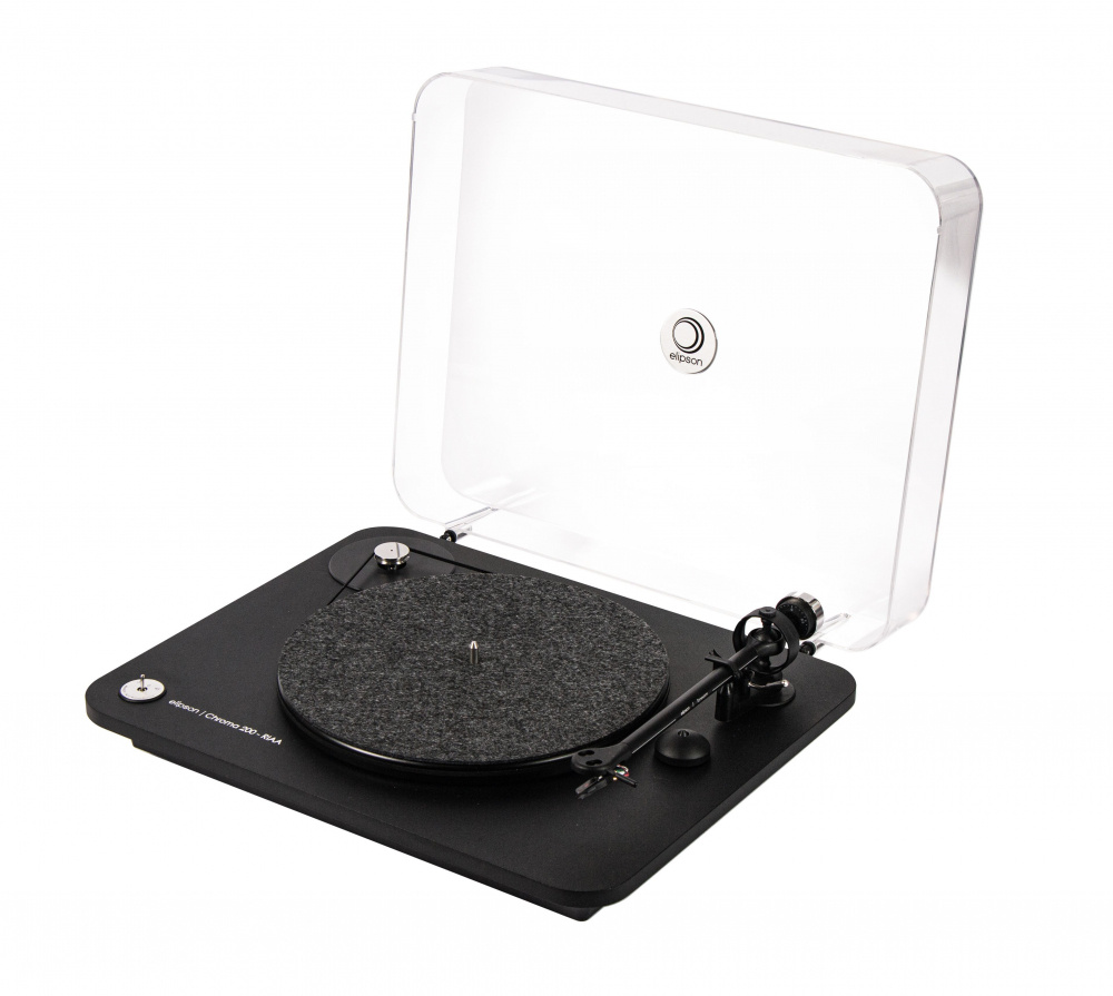 Skivspelare i svart med genomskinligt skydd och grå matta. RIAA-steg inkluderat.