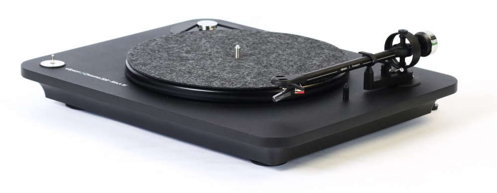 En svart skivspelare med grå matta, RIAA-steg och Bluetooth.