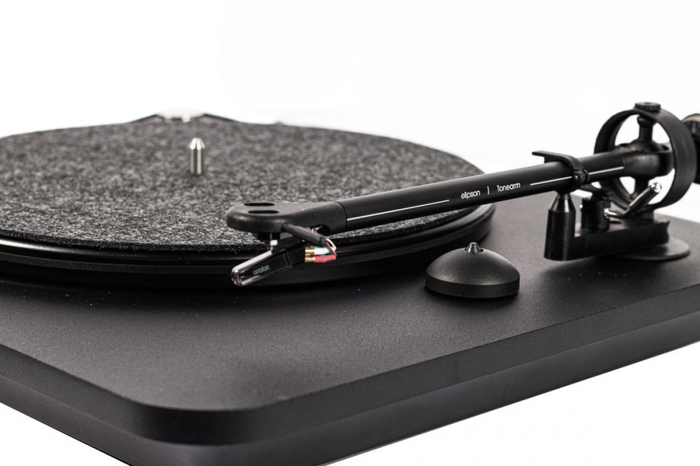 Skivspelare med RIAA-steg, Bluetooth och svart design.