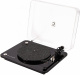 Elipson Chroma 400 skivspelare med OM10, pianosvart En skivspelare i pianosvart med genomskinligt lock och matta på tallriken.