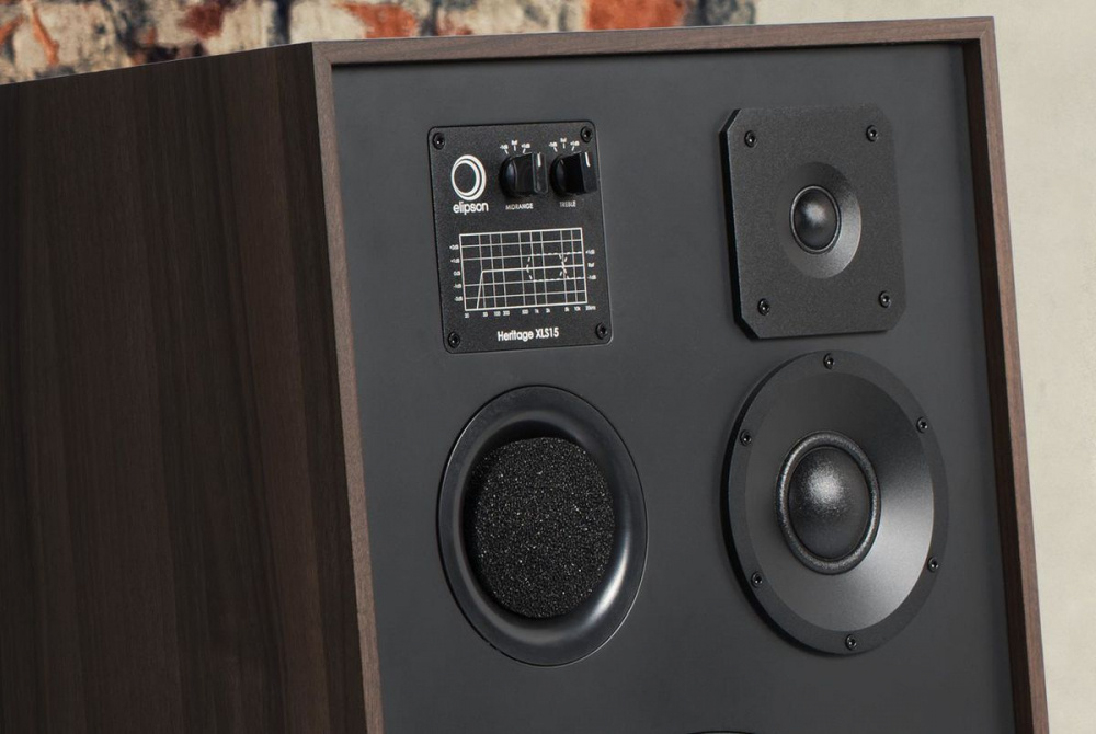 Golvhögtalare med träfinish och två högtalarelement framme.