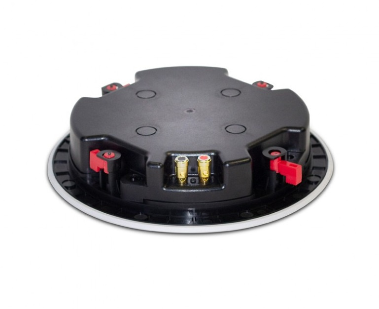 Inbyggnadshögtalare med rund design och anslutningsterminaler.