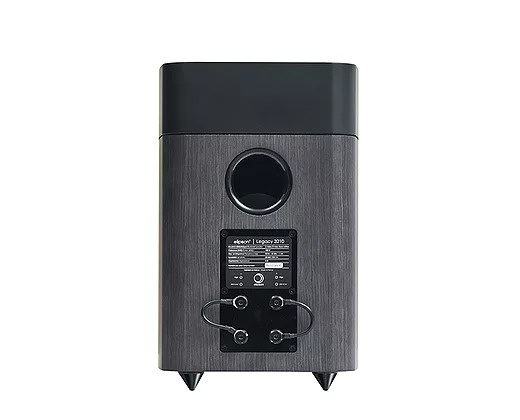 Högtalare i silver ek med bakre ventileringsport och anslutningar.