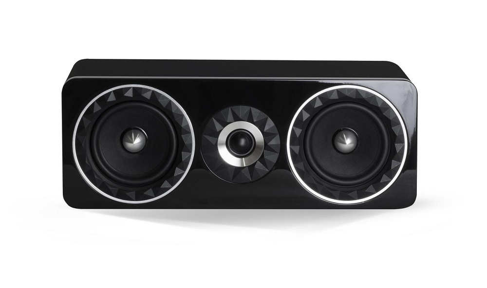 En svart centerhögtalare med två basar och en diskant i mitten.