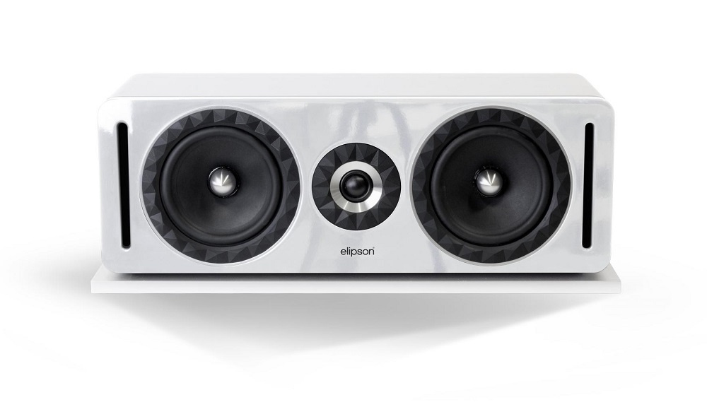 En vit centerhögtalare med tre högtalarelement.