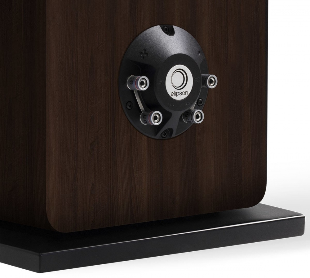 En golvhögtalare med modern design och valnötsfinish.