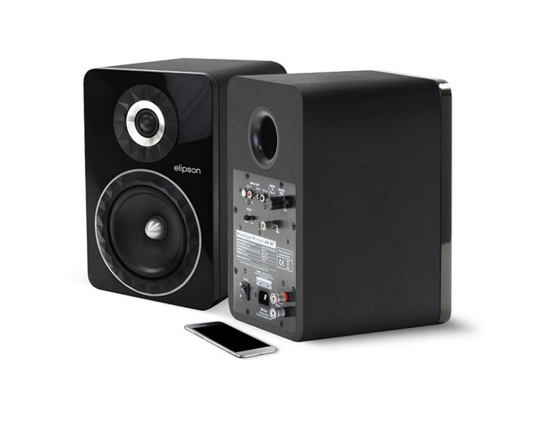 Aktiva högtalare i svart, med en elegant design och anslutningsmöjligheter.