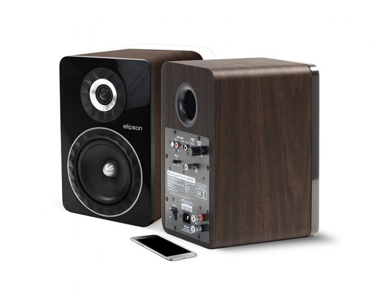 Aktiva högtalare med valnötsfinish och svart front. Bluetooth-funktion.