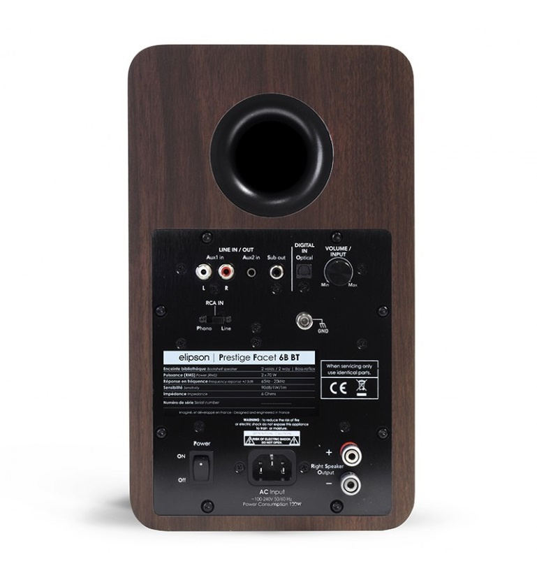 Bakpanel av aktiv högtalare med anslutningar och knappar, i valnötsfinish.