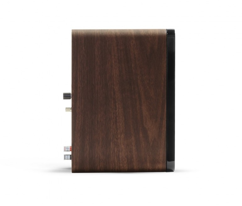 Aktiv högtalare med valnötsfärg och slankt, modernt utseende.