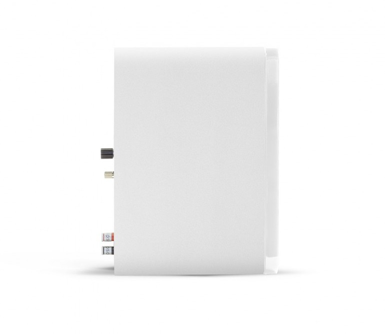 Vita aktiva högtalare med anslutningar på sidan.