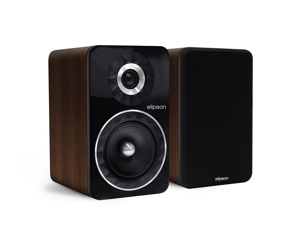Stativhögtalare i valnöt med svart front och rundade kanter.