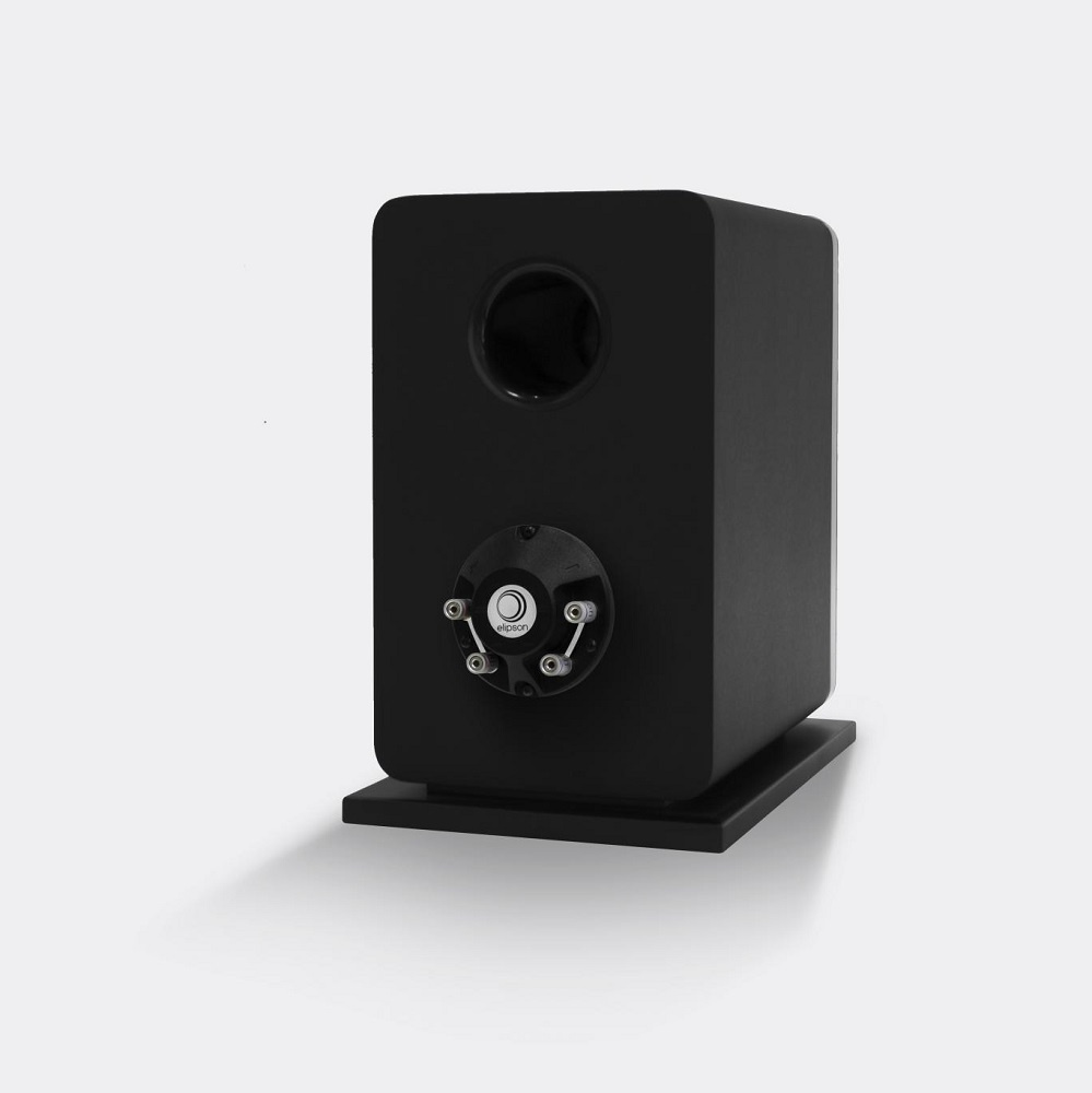 Svart stativhögtalare med fyrkantig design och synlig baskontur.