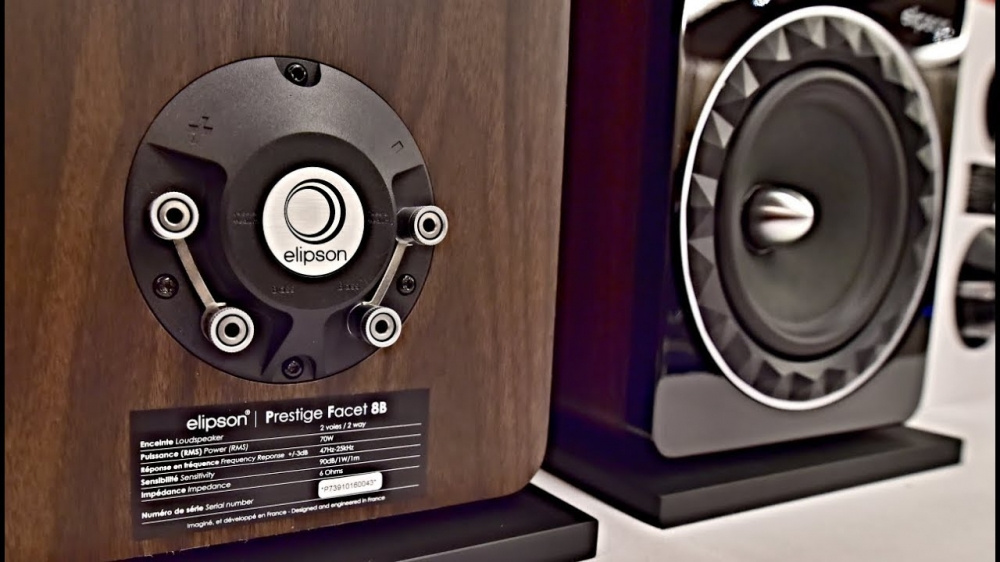 Stativhögtalare i valnöt med hög ljudkvalitet och stilren design.