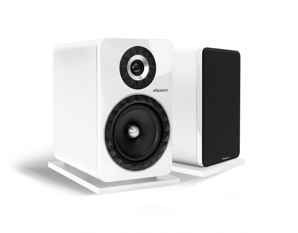 Vita stativhögtalare med rundad design och svart galler.