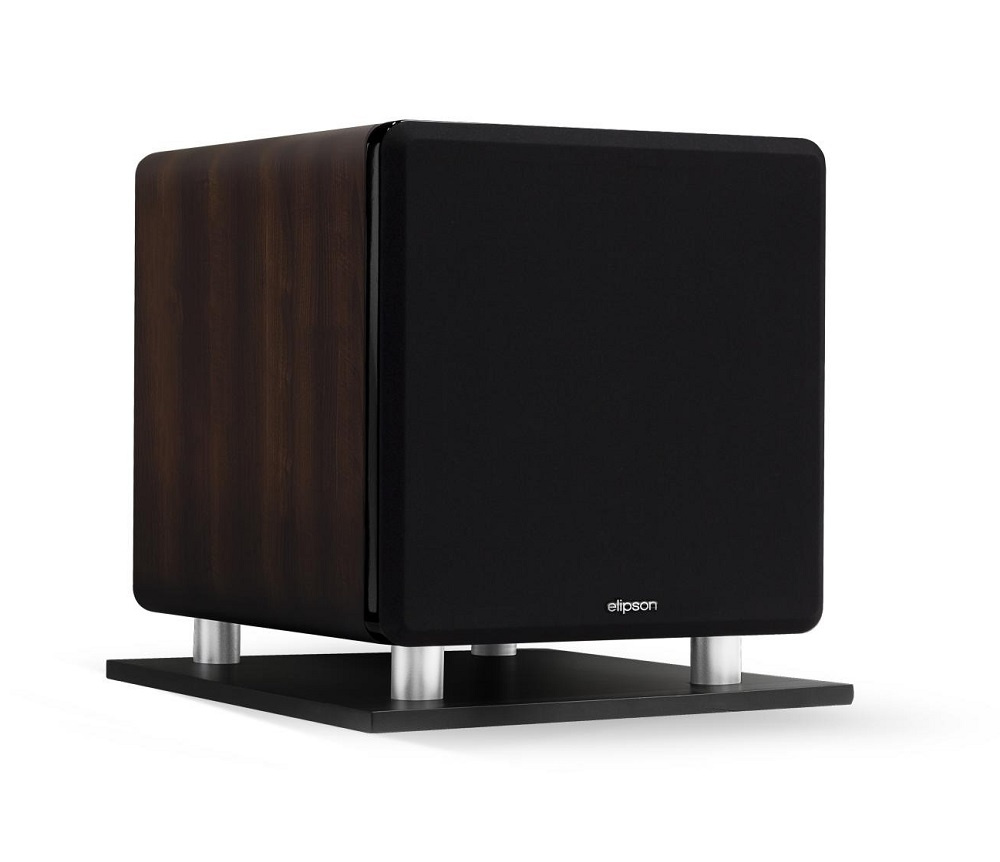 En kvadratisk subwoofer med valnötsfinish och svart front.