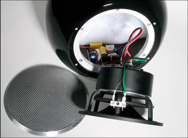 En svart högtalare med avtaget frontgaller och synlig inre komponenter.