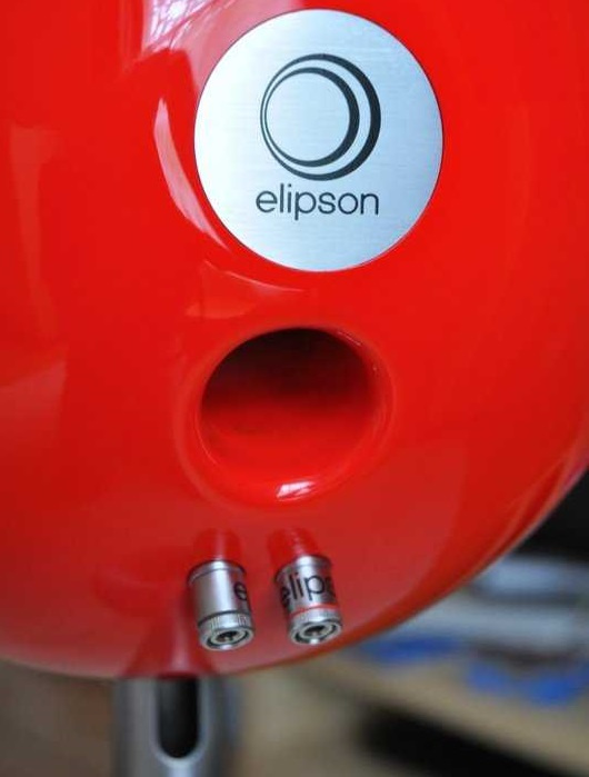 Röd klothögtalare med Elipson-logotyp och anslutningar.