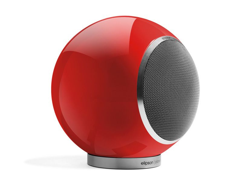 Röd, rund klothögtalare med silverdetaljer, elegant design.
