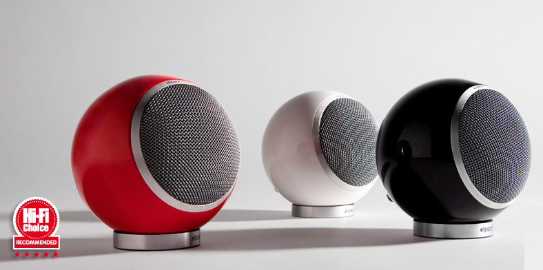 Tre runda högtalare i rött, vitt och svart med metallisk bas.