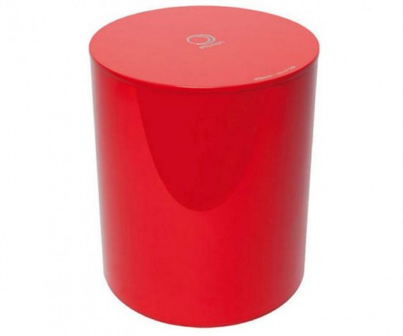 Aktiv subwoofer i röd färg, rund och slät design.