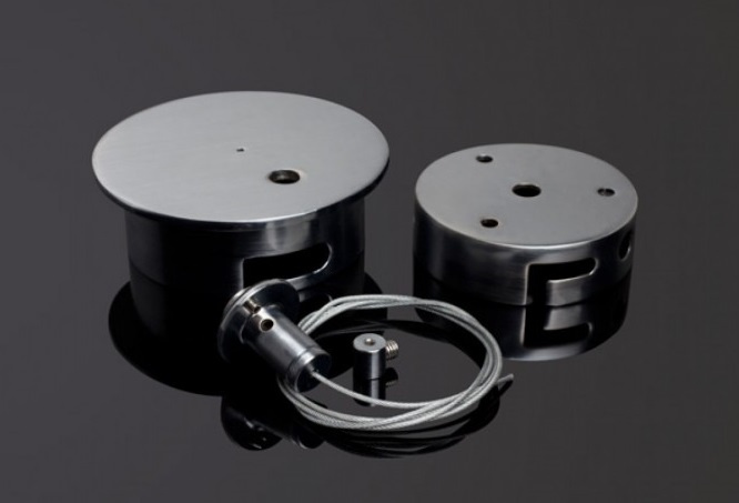 Takfäste för Elipson Planet M, inkluderar vajer och två monteringsdelar.