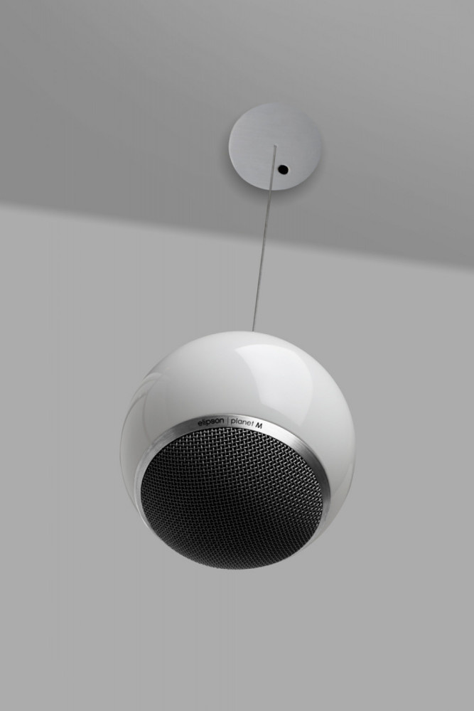 Ett hängande högtalarsystem med rund vit design och svart galler.