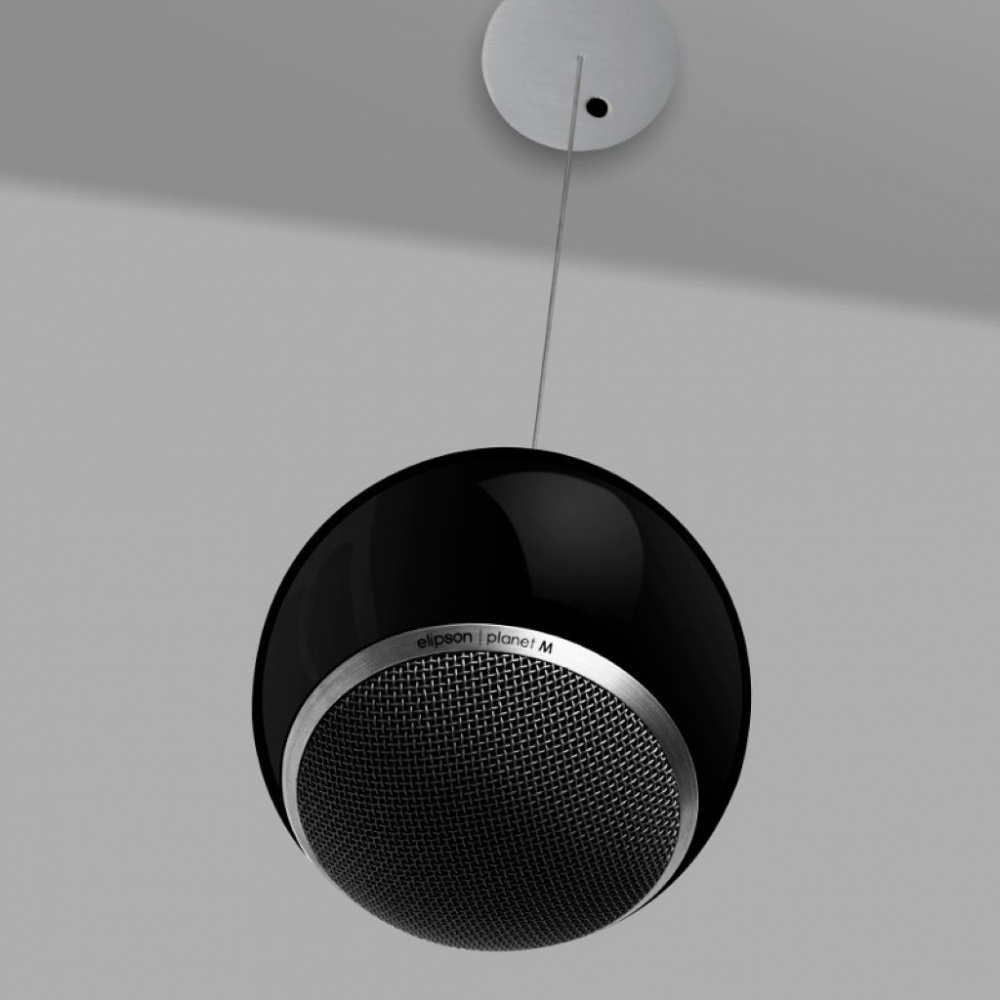 En svart högtalare hängande i taket med en metallisk detalj.