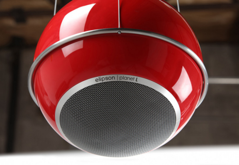 En röd takmonterad högtalare med silverdetaljer.