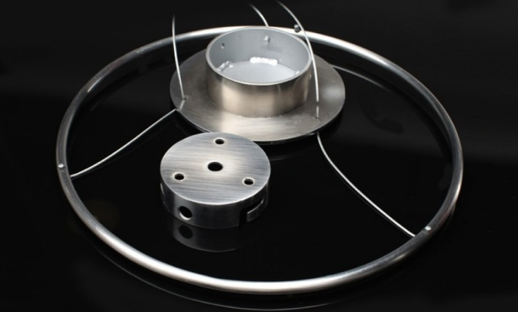 Takfäste i metall för ljudsystem, med runda och detaljerade delar.