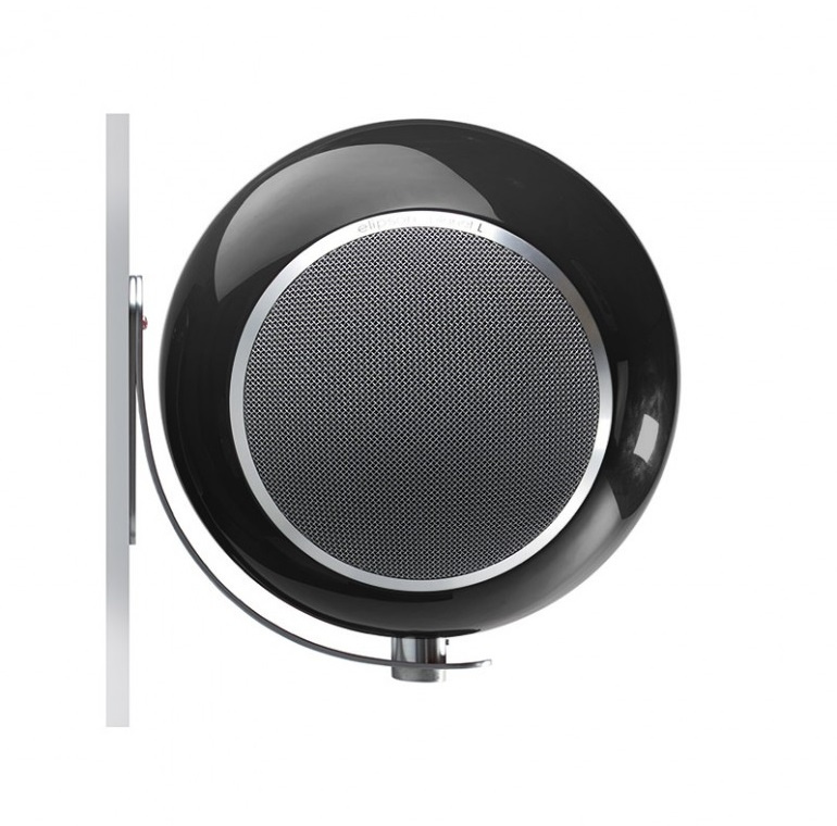 Väggfäste för högtalare med rundad design och silverdetaljer.