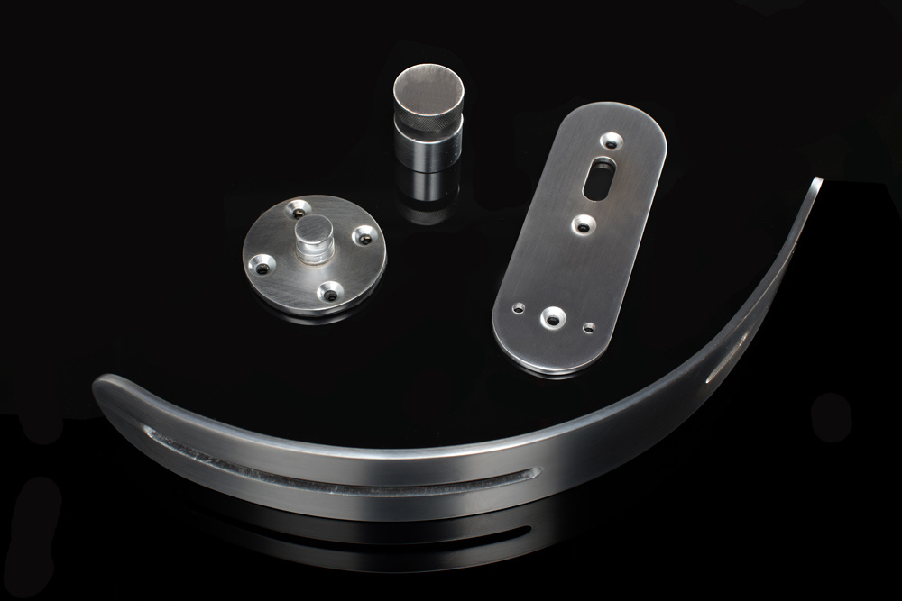 Fäste i metall för väggmontering av ljudsystem, inklusive olika delar.