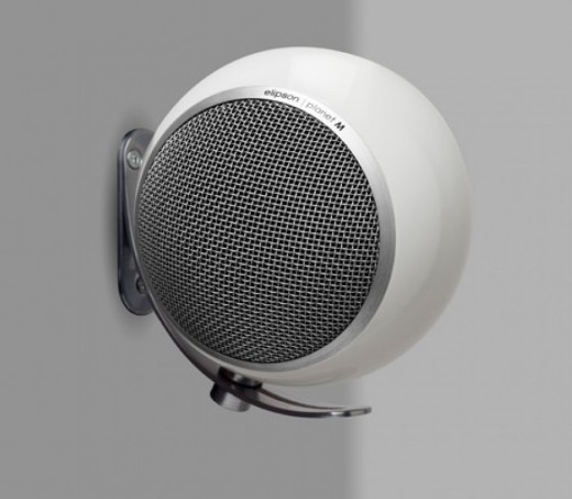 Vitt väggfäste med en rund högtalare.