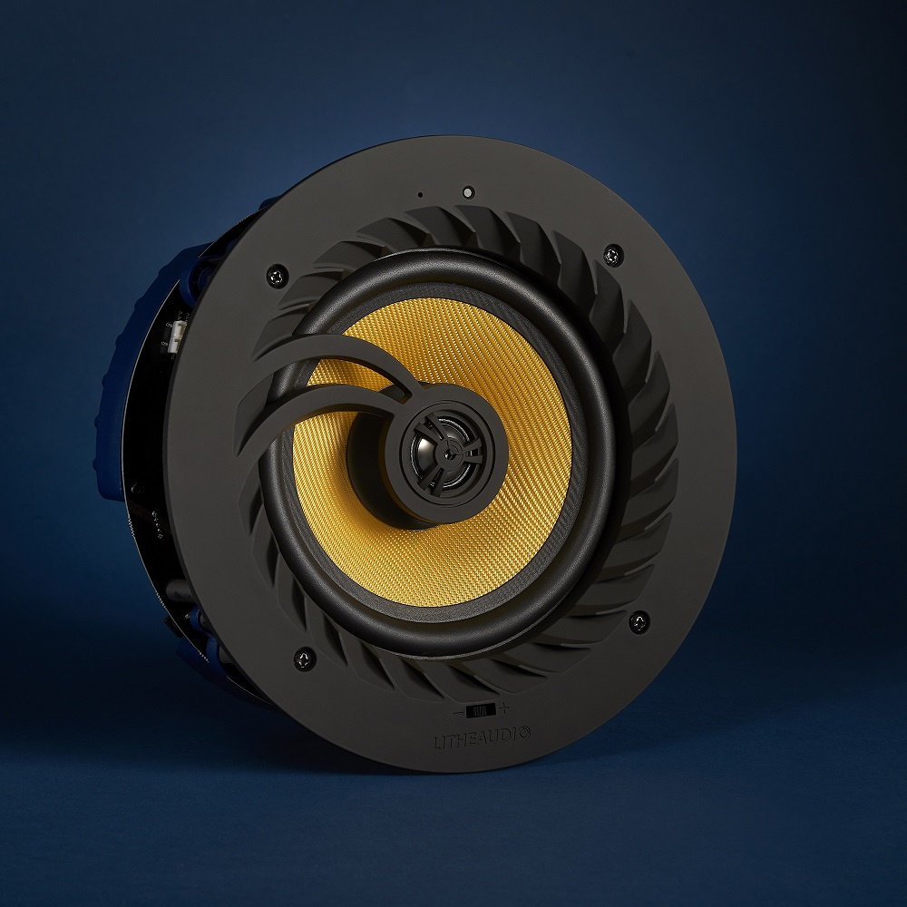 En svart inbyggnadshögtalare med gul membran och spiralformad design.