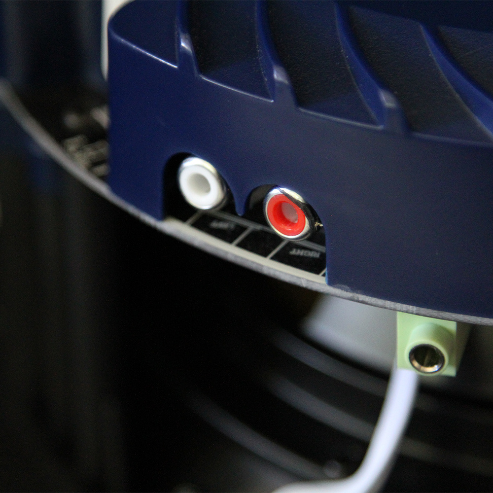 Kablar och anslutningar för Lithe Audio Bluetooth inbyggnadshögtalare.