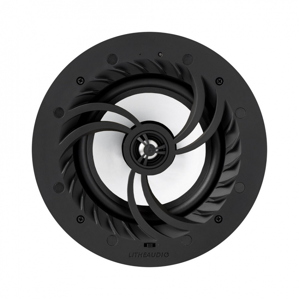 Inbyggnadsspeaker med svart ram och spiralmönster. IP44 klassad för fuktiga miljöer.